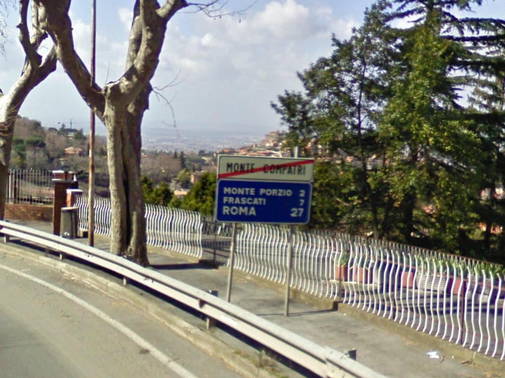 Uscendo da Monte Compatri verso Roma si trova regolarmente il cartello che segnala la fine del centro abitato. Ma quello in direzione di Napoli, stranamente, non si trova. Forse perché - come continuano a fare i quiz - indicava erroneamente la località con una sola parola (